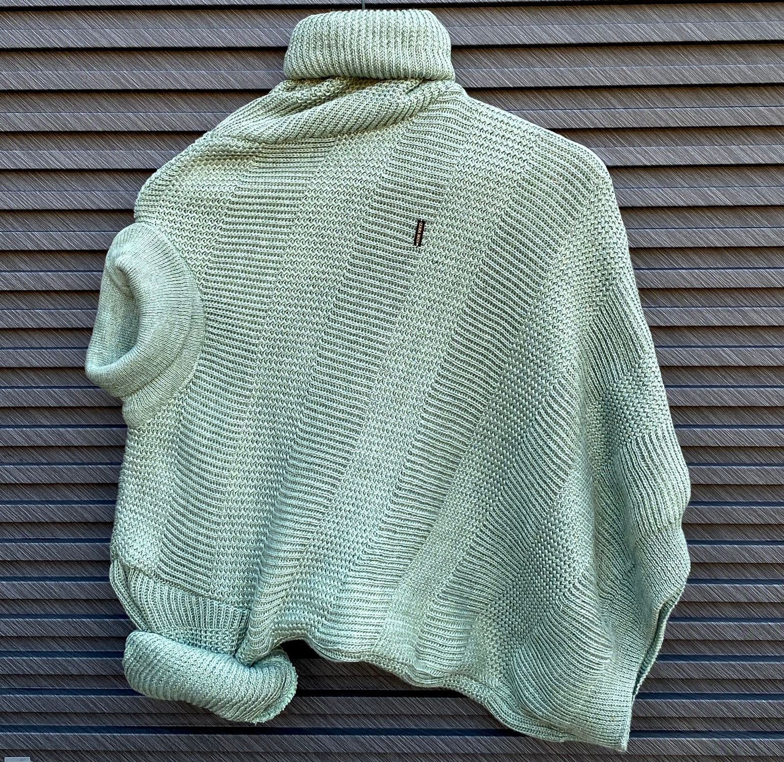High neck with heavy knitting for men